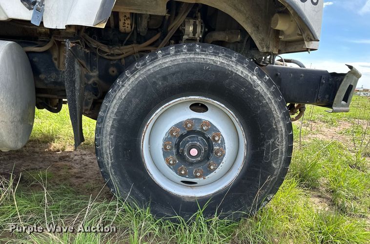 image for item NY9051 2001 International 5500i  ready mix truck