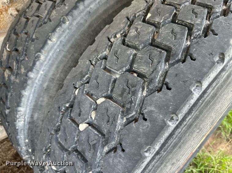 image for item NY9051 2001 International 5500i  ready mix truck