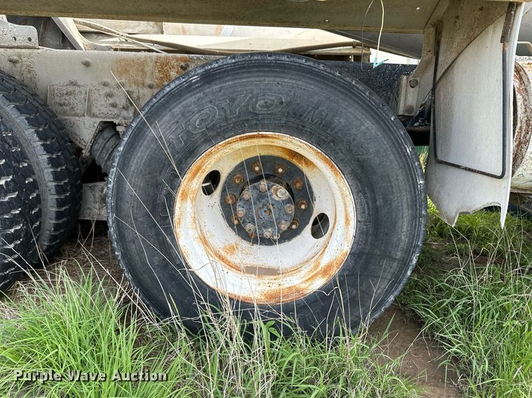 image for item NY9051 2001 International 5500i  ready mix truck