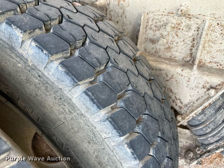 image for item NY9051 2001 International 5500i  ready mix truck