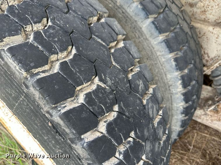 image for item NY9051 2001 International 5500i  ready mix truck