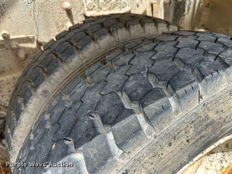 image for item NY9051 2001 International 5500i  ready mix truck