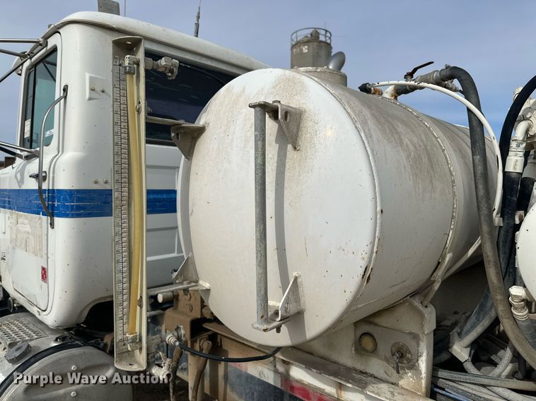 image for item NY9052 1998 Mack RD690S  ready mix truck