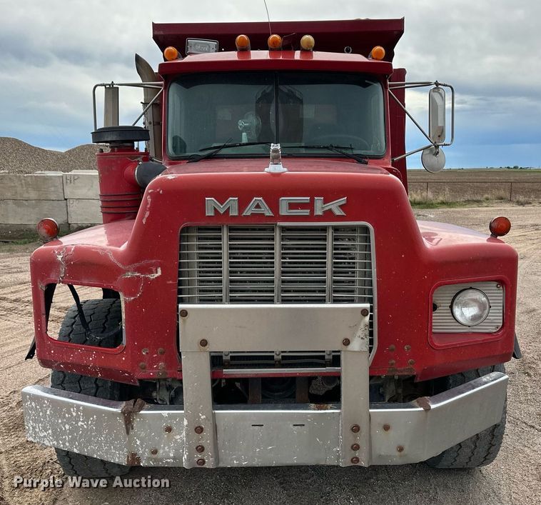 image for item NY9053 1991 Mack RB600  dump truck