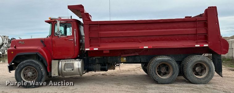 image for item NY9053 1991 Mack RB600  dump truck
