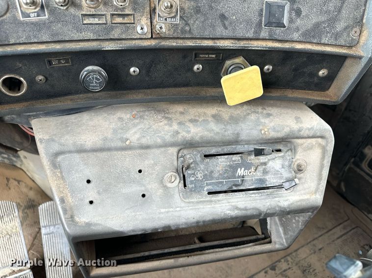 image for item NY9053 1991 Mack RB600  dump truck