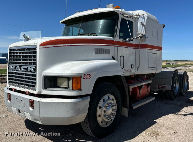 image for item NY9057 1993 Mack CH613  semi truck