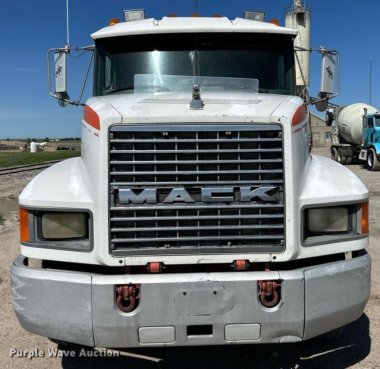image for item NY9057 1993 Mack CH613  semi truck