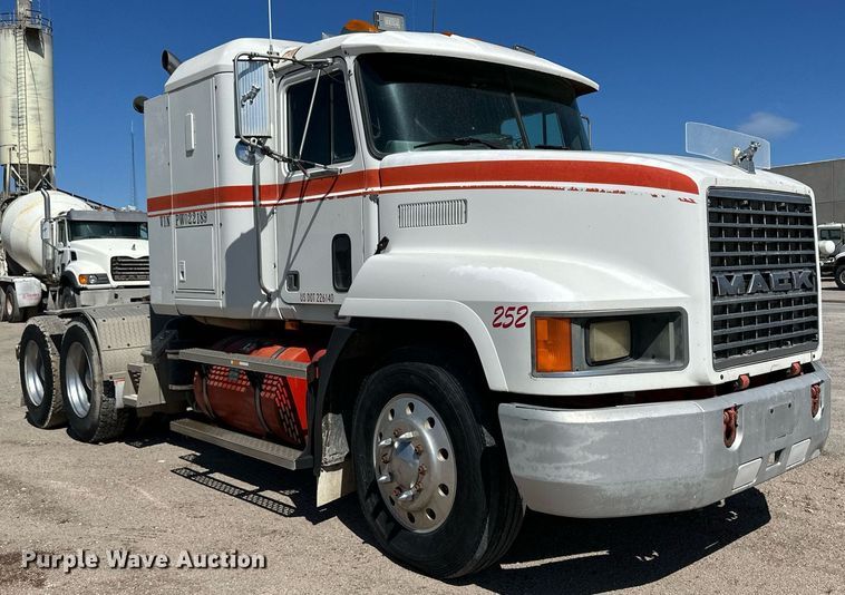 image for item NY9057 1993 Mack CH613  semi truck