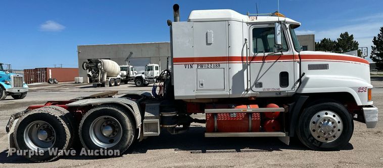 image for item NY9057 1993 Mack CH613  semi truck