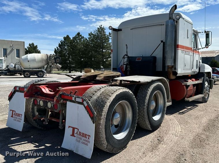 image for item NY9057 1993 Mack CH613  semi truck