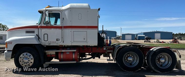 image for item NY9057 1993 Mack CH613  semi truck