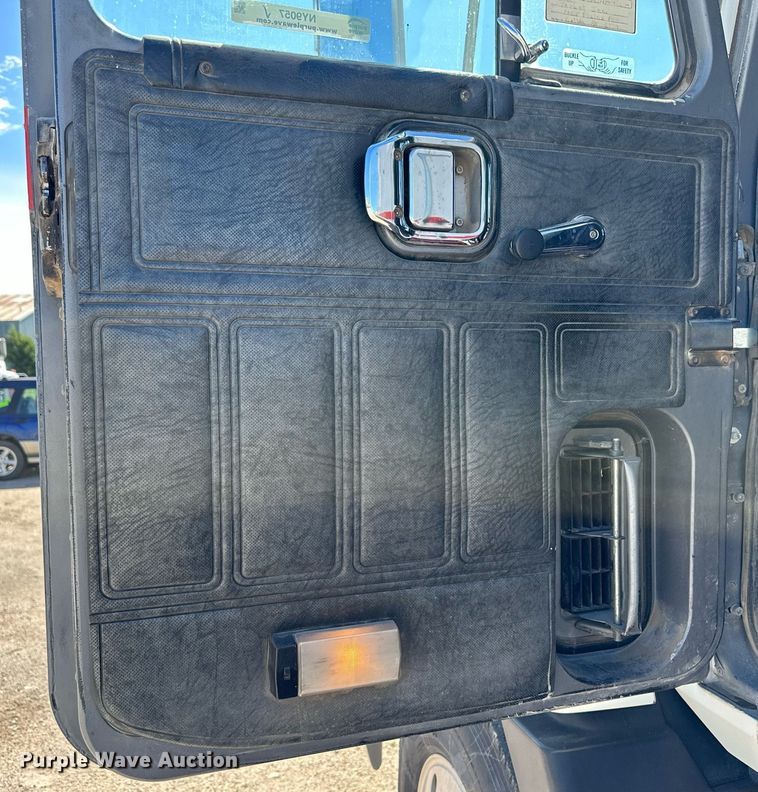 image for item NY9057 1993 Mack CH613  semi truck