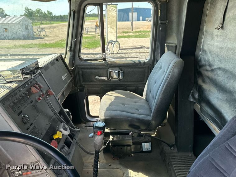 image for item NY9057 1993 Mack CH613  semi truck