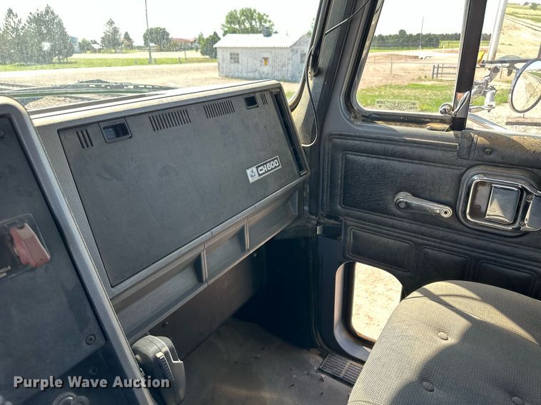 image for item NY9057 1993 Mack CH613  semi truck