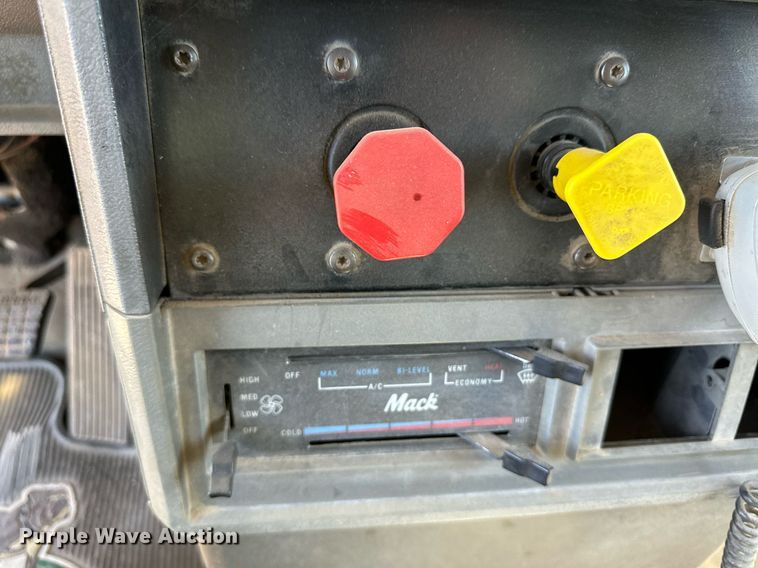 image for item NY9057 1993 Mack CH613  semi truck