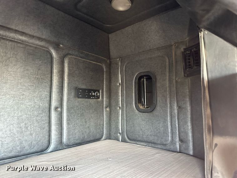 image for item NY9057 1993 Mack CH613  semi truck