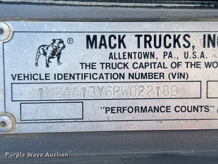 image for item NY9057 1993 Mack CH613  semi truck