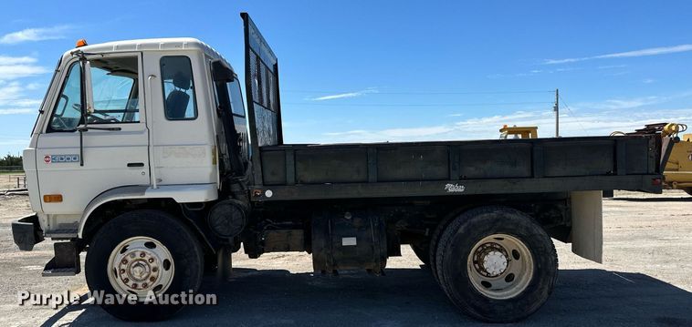 image for item NY9061 1993 UD Nissan UD3000  dump flatbed truck