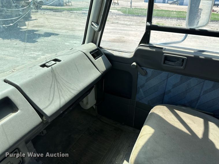 image for item NY9061 1993 UD Nissan UD3000  dump flatbed truck