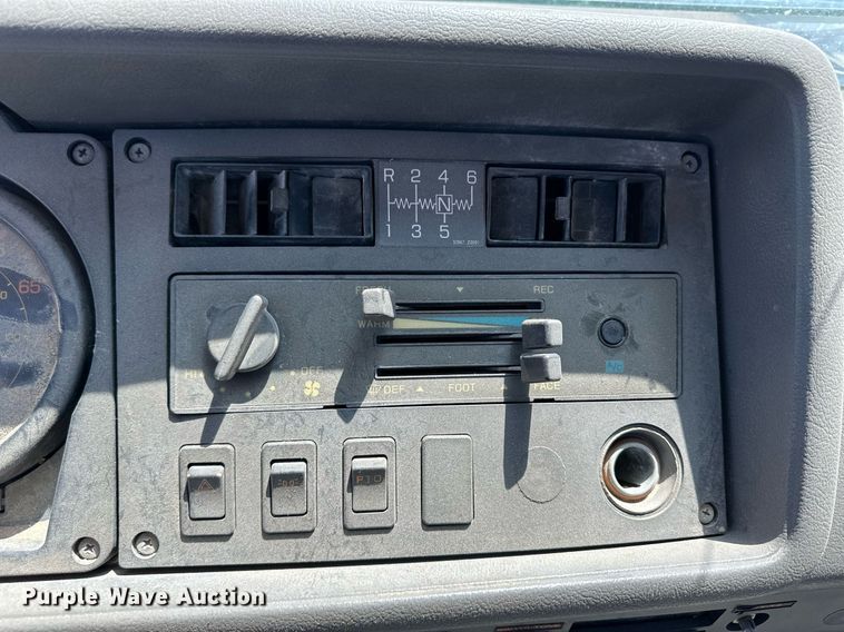 image for item NY9061 1993 UD Nissan UD3000  dump flatbed truck