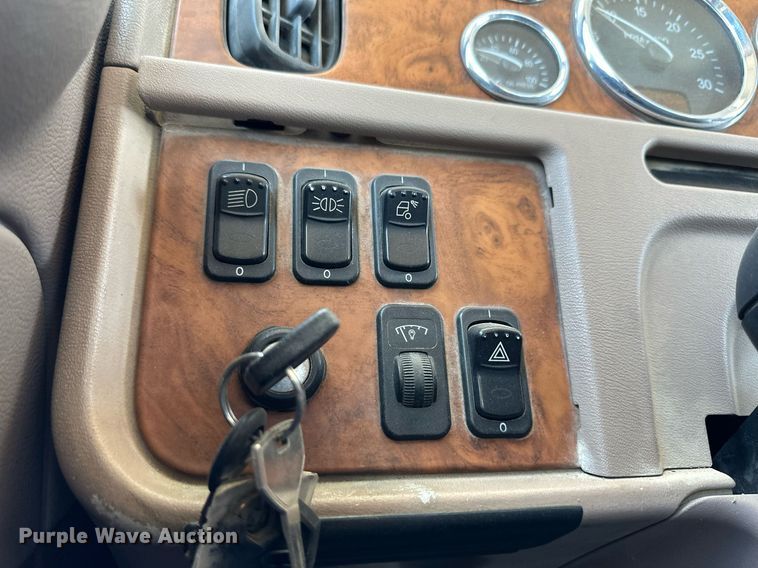 image for item NY9062 2006 Peterbilt 379  semi truck