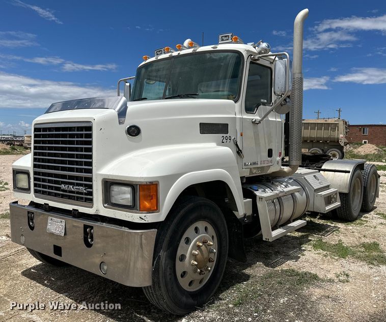 image for item NY9069 2012 Mack CHU613  semi truck