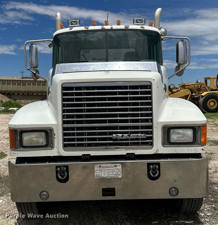 image for item NY9069 2012 Mack CHU613  semi truck