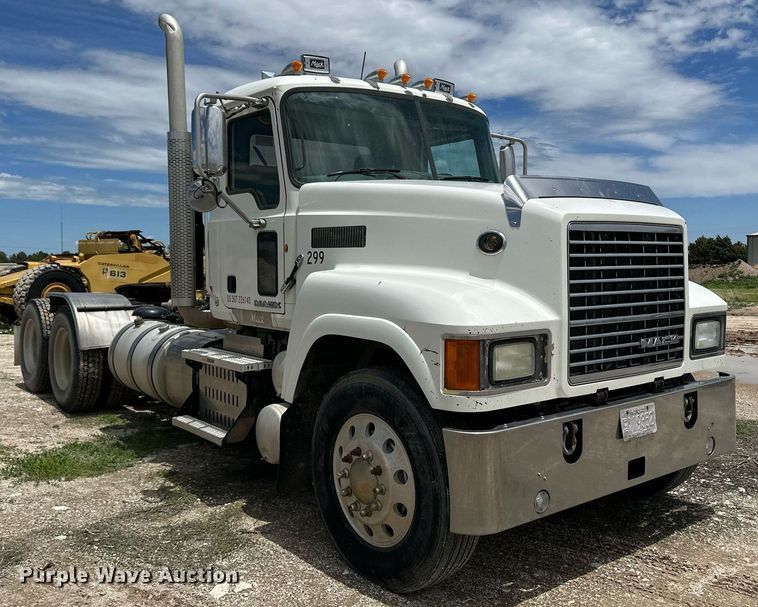 image for item NY9069 2012 Mack CHU613  semi truck