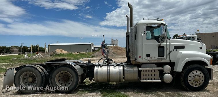 image for item NY9069 2012 Mack CHU613  semi truck