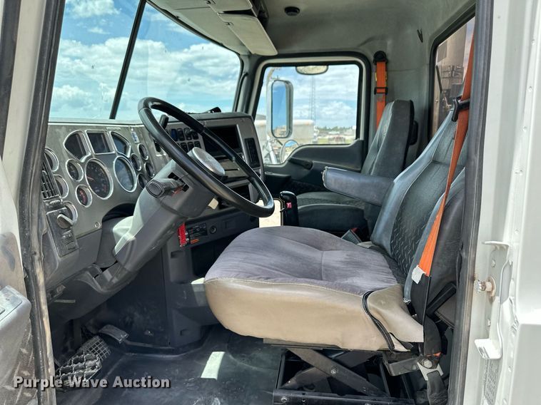 image for item NY9069 2012 Mack CHU613  semi truck