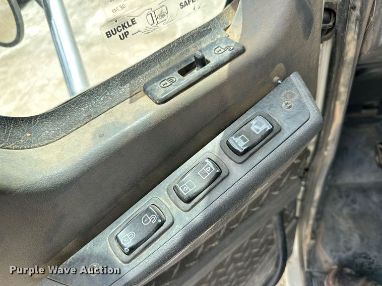 image for item NY9069 2012 Mack CHU613  semi truck