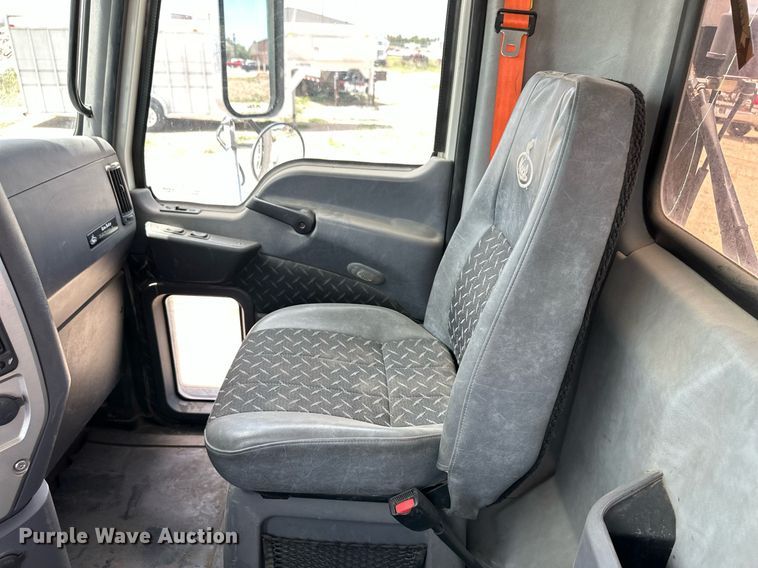 image for item NY9069 2012 Mack CHU613  semi truck