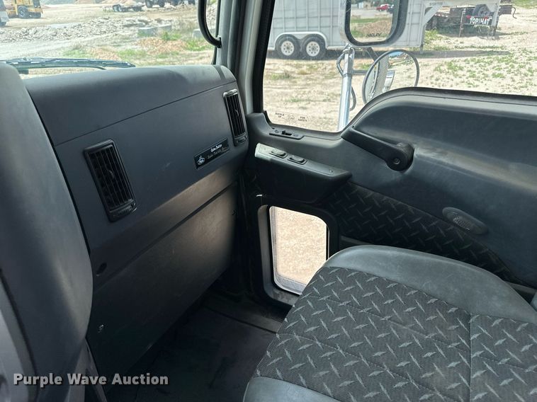 image for item NY9069 2012 Mack CHU613  semi truck