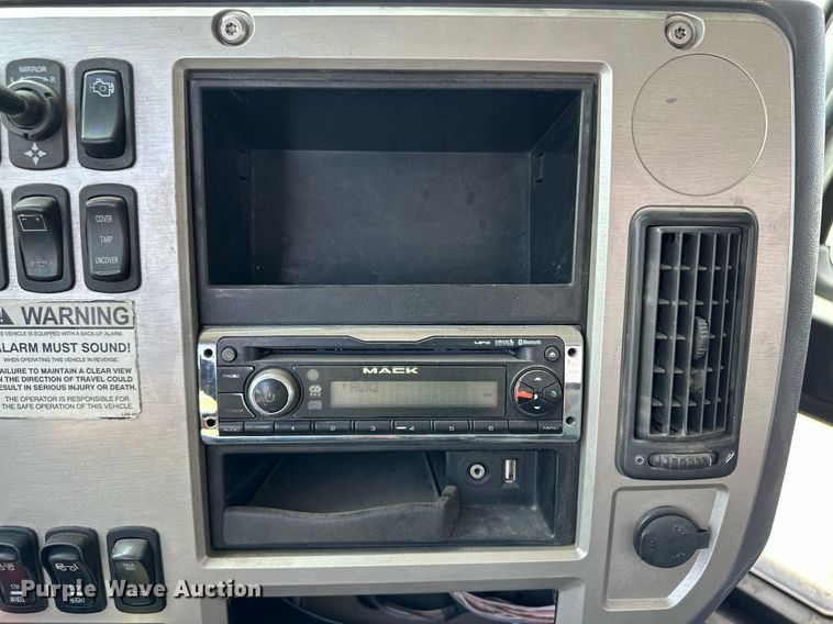 image for item NY9069 2012 Mack CHU613  semi truck