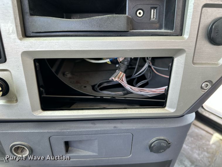 image for item NY9069 2012 Mack CHU613  semi truck