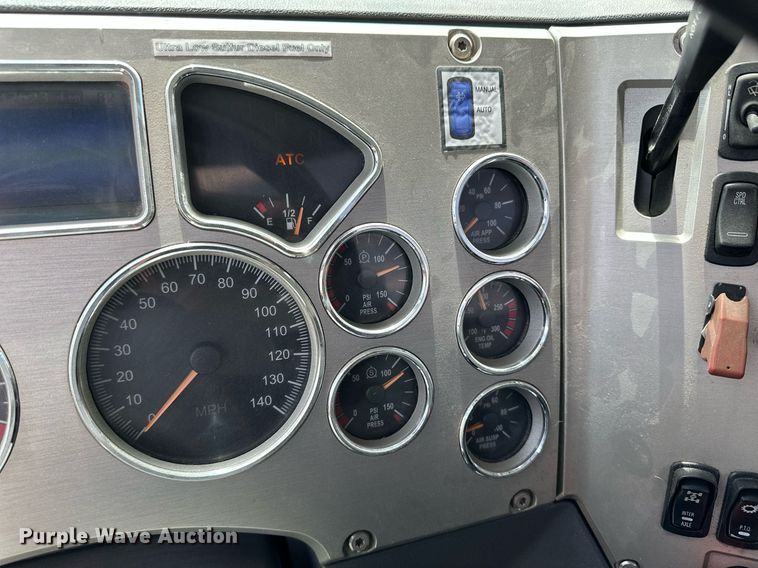 image for item NY9069 2012 Mack CHU613  semi truck