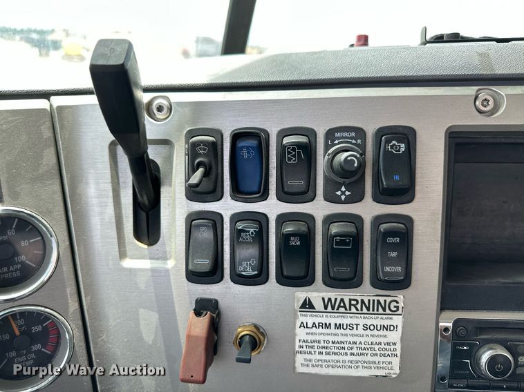 image for item NY9069 2012 Mack CHU613  semi truck