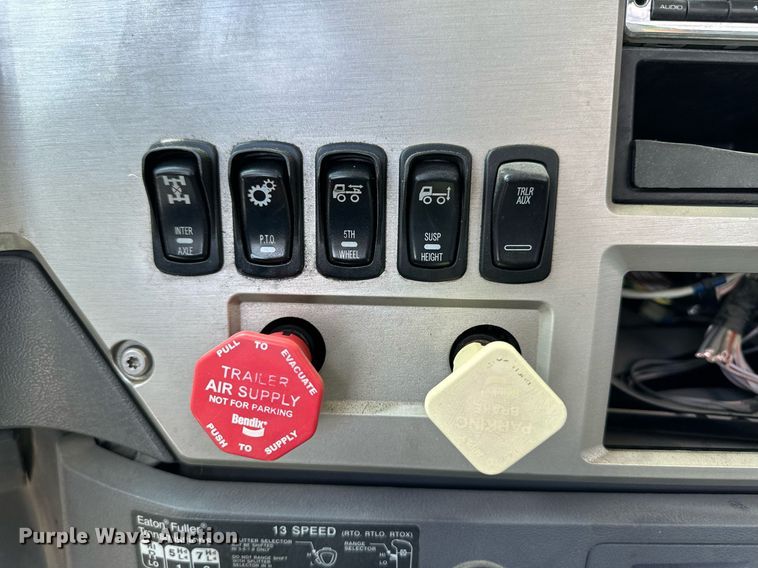 image for item NY9069 2012 Mack CHU613  semi truck