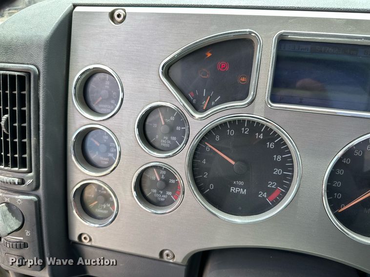 image for item NY9069 2012 Mack CHU613  semi truck