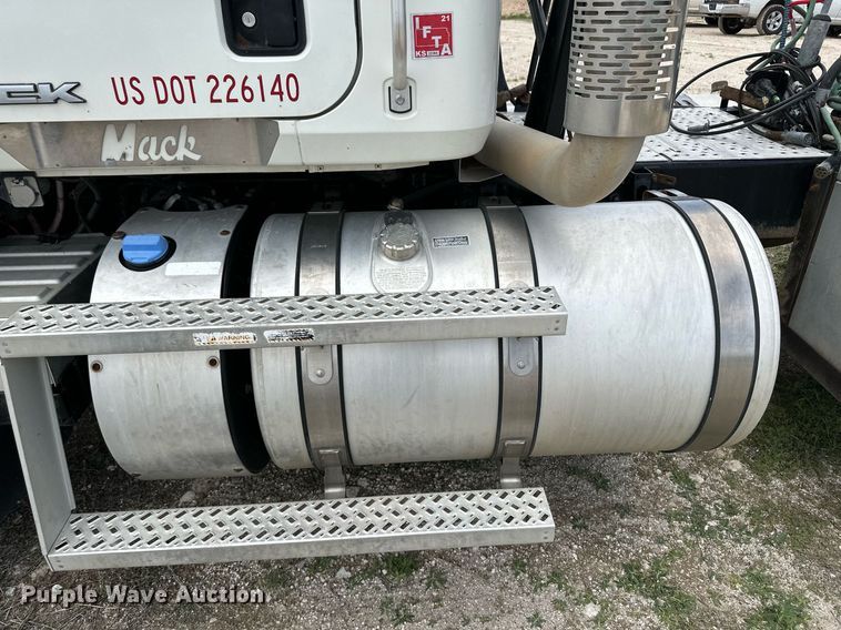 image for item NY9069 2012 Mack CHU613  semi truck