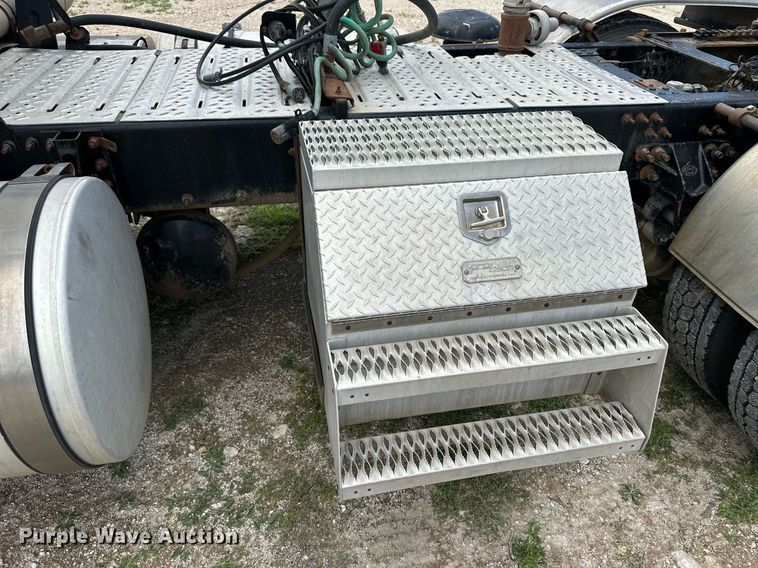 image for item NY9069 2012 Mack CHU613  semi truck