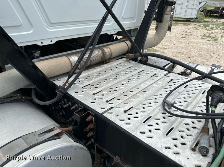 image for item NY9069 2012 Mack CHU613  semi truck