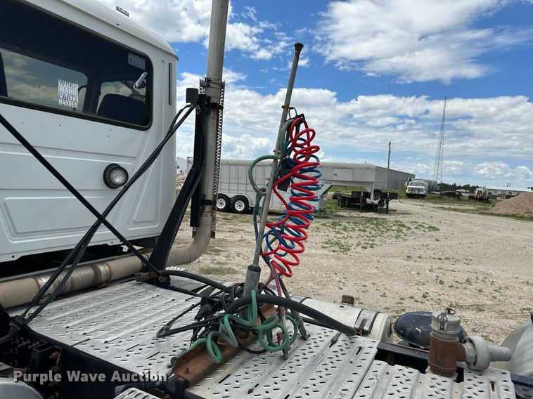 image for item NY9069 2012 Mack CHU613  semi truck