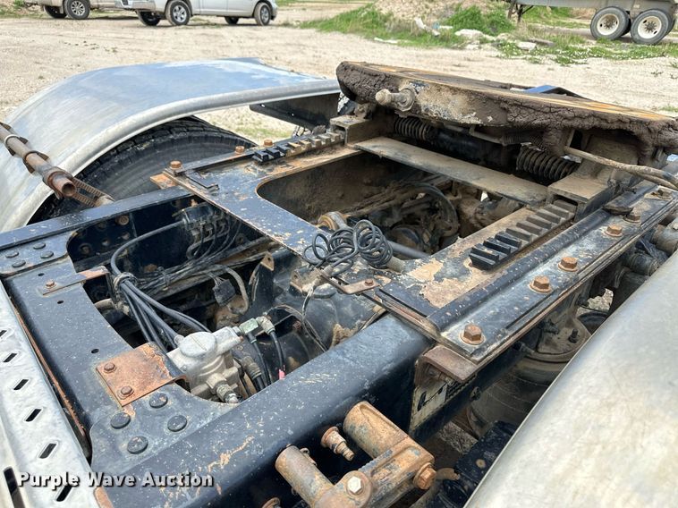 image for item NY9069 2012 Mack CHU613  semi truck