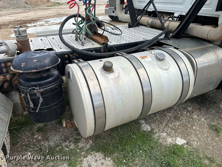 image for item NY9069 2012 Mack CHU613  semi truck