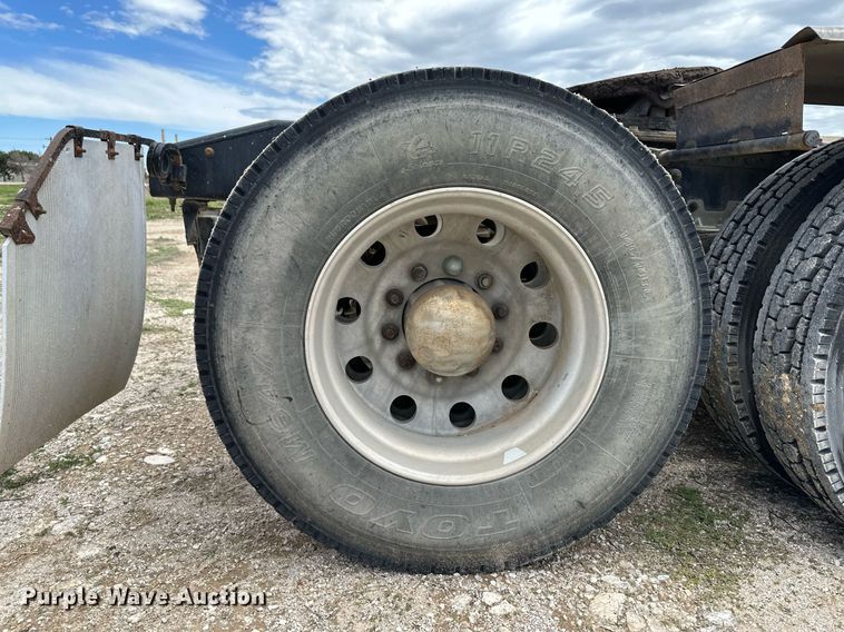 image for item NY9069 2012 Mack CHU613  semi truck