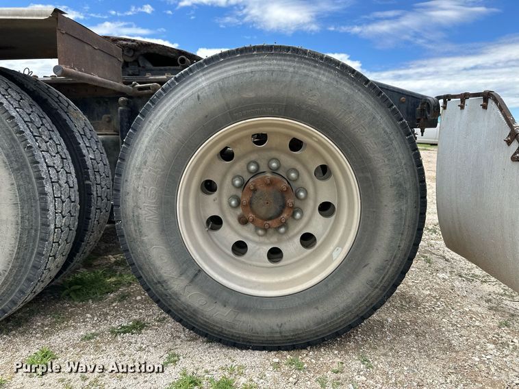 image for item NY9069 2012 Mack CHU613  semi truck