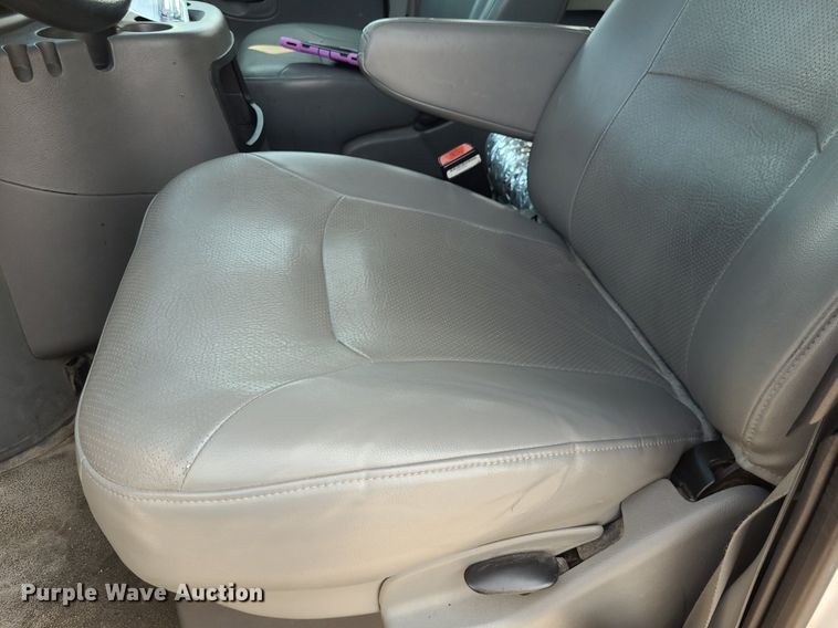 image for item DK1877 2004 Ford E250  prisoner transport van