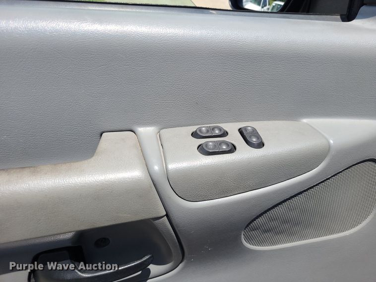 image for item DK1933 2004 Ford E350 Super Duty XL  van